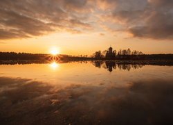 Zachód słońca, Jezioro, Vvedenskoe Lake, Cerkiew, Drzewa, Promienie słońca, Obwód włodzimierski, Rosja