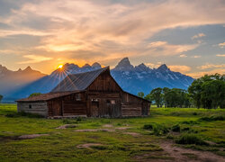 Chata, Góry, Zachód słońca, Promienie słońca, Drzewa, Park Narodowy Grand Teton, Stan Wyoming, Stany Zjednoczone
