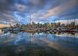 Stanley Park Marina, Przystań, Klub jachtowy, Żaglówki, Wieżowce, Wschód słońca, Chmury, Odbicie, Vancouver, Kanada