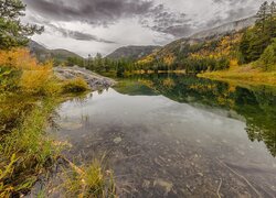 Zalesione góry i jezioro Officers Gulch Pond w Kolorado