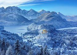 Zamek Hohenschwangau pomiędzy jeziorami Alpsee i Schwan zimową porą