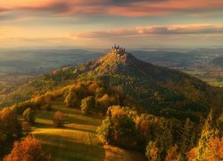 Góra Hohenzollern, Zamek Hohenzollern, Badenia-Wirtembergia, Niemcy, Las, Jesień, Drzewa, Chmury, Wzgórza