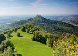 Góra Hohenzollern, Zamek Hohenzollern, Badenia-Wirtembergia, Niemcy, Las, Jesień, Chmury, Wzgórze