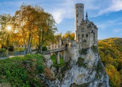 Niemcy, Lichtenstein, Wzgórze, Zamek Lichtenstein, Jesień, Skały, Most, Promienie słońca, Drzewa