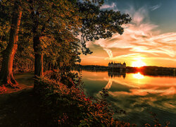 Pałac Moritzburg na jeziorze Waldesee o zachodzie słońca