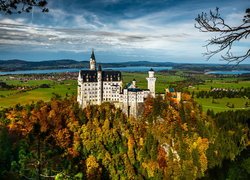 Zamek Neuschwanstein otoczony jesiennymi drzewami