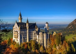 Zamek Neuschwanstein położony na terenie Schwangau w Niemczech jesienią