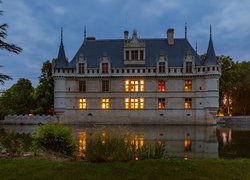Zamek w Azay-le-Rideau we Francji nad rzeką Indre