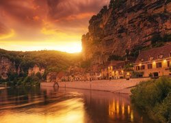 Góry, Rzeka Dordogne, Las, Drzewa, Domy, Światła, Wschód słońca, Chmury, La Roque Gageac, Departament Dordogne, Francja