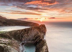 Morze, Skały, Wzgórza, Wschód słońca, Chmury, Zatoka Lulworth Cove, Hrabstwo Dorset, Anglia