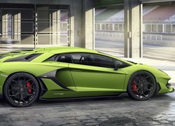 Zielone Lamborghini Aventador SVJ bokiem