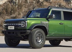 Zielony Ford Bronco bok i przód