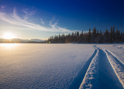 Zima nad jeziorem w pobliżu miejscowości Ruka w Finlandii