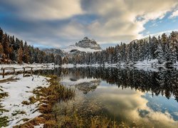 Zima, Jezioro Antorno Lake, Góry Dolomity, Masyw Tre Cime di Lavaredo, Las, Drzewa, Mostek, Prowincja Belluno, Włochy