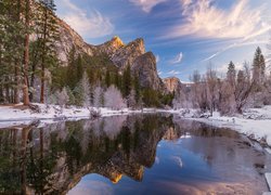 Zima, Góry, Rzeka, Merced River, Śnieg, Drzewa, Odbicie, Park Narodowy Yosemite, Kalifornia, Stany Zjednoczone