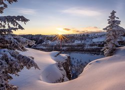 Szwajcaria, Kanton Neuchatel, Zima, Śnieg, Skały, Promienie słońca, Świerki