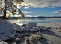 Zimowy poranek nad rzeką w Norwegii