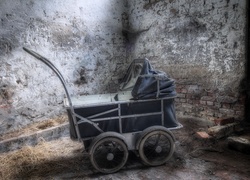 Zniszczony wózek retro w opuszczonym wnętrzu