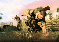 Żołnierz z gry Sniper Elite 3: Afrika przygotowywuje zasadzkę