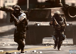 Żołnierze biegnący przed czołgiem w grze Battlefield 4