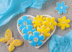 Żółte i niebieskie ciasteczka na talerzyku w kształcie serca