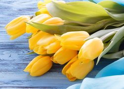 Żółte tulipany na deskach