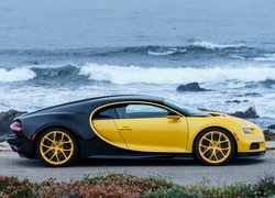 Żółto-czarny Bugatti Chiron na wybrzeżu