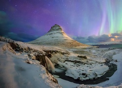 Zorza polarna nad islandzką górą Kirkjufell